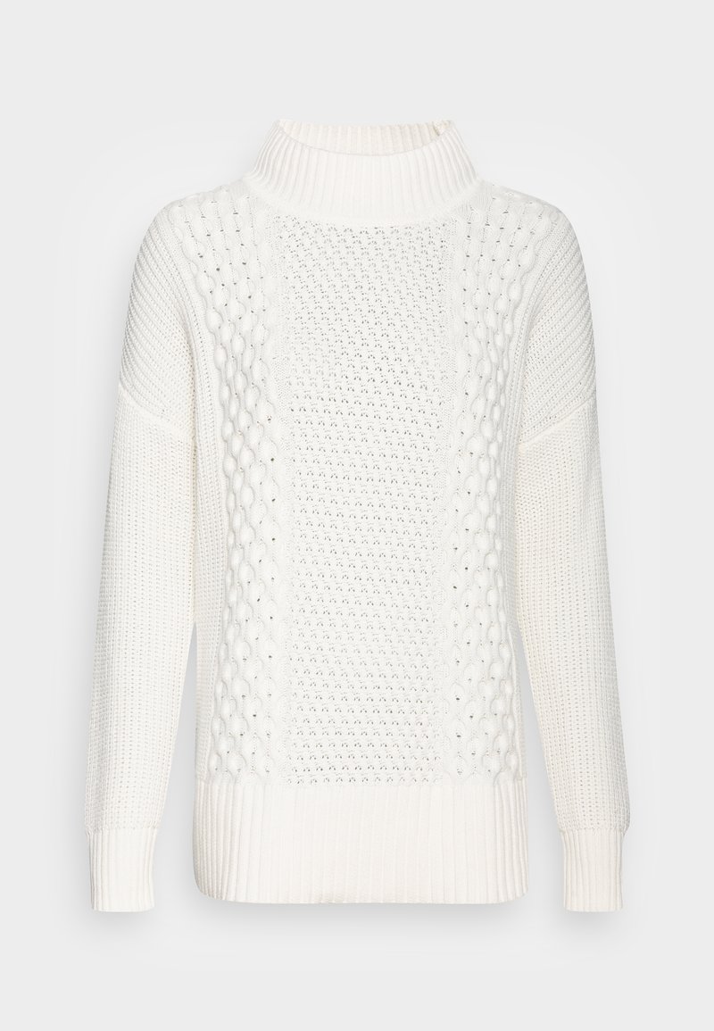 Pull à col roulé blanc en tricot avec motif torsadé sur le devant et manches texturées, poignets et ourlet côtelés.