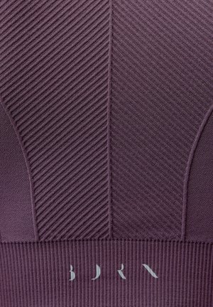 Lila stickad sportbehå med strukturerade horisontella och vertikala linjer, med en solid platta längst ner som har en subtil logotyp i vitt.