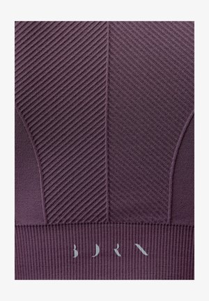 Lila stickad sportbehå med strukturerade horisontella och vertikala linjer, med en solid platta längst ner som har en subtil logotyp i vitt.