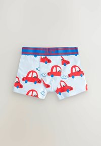 Boys' boxer shorts i lyseblå med et mønster af røde biler med blå hjul og hvide skyer. Elastisk talje med røde og blå striber.