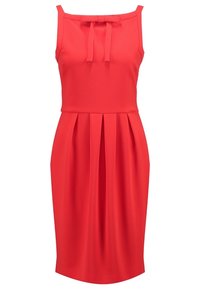 Robe rouge sans manches longueur genou avec encolure carrée, taille cintrée, jupe plissée et nœud décoratif en tissu sur la poitrine.