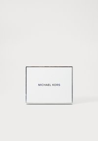 Carta bianca con testo nero che recita "MICHAEL KORS," incorniciata in un sottile bordo metallico. Design liscio e minimalista con angoli netti.