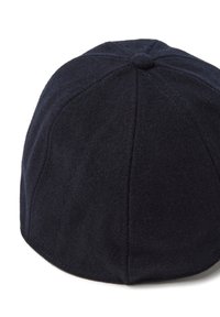 Gorra de lana navy con forma redonda, presentando un botón central y costuras visibles. Textura suave y diseño sin costuras sin adornos.