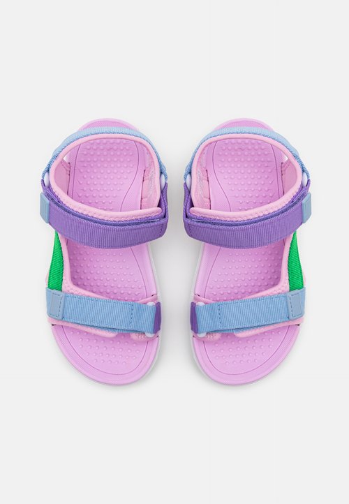 Sandali regolabili viola e blu con plantari rosa texturizzati e accenti laterali verdi. Leggeri e progettati per il comfort.