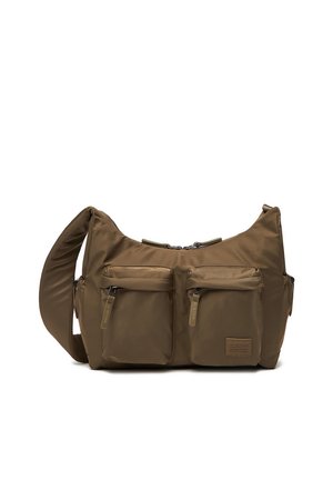 Brązowa nylonowa torba na ramię z szerokim regulowanym paskiem, dwoma przednimi kieszeniami na zamek oraz małą naszywką z logo na dolnej prawej kieszeni.