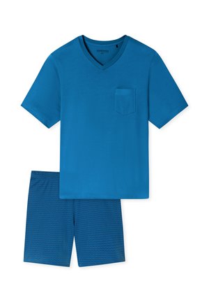 Sininen puuvillainen V-aukkoinen T-paita, jossa on tasku, yhdistetty kuvioituihin sinisiin shortseihin, joissa on geometrinen kuvio. Molemmat ovat kevyet ja rentoutta huokuvat.