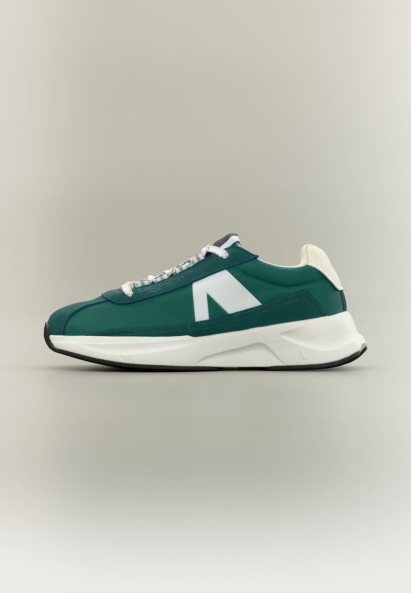 Žalias ir baltas žemo profilio sportbačiai su stora balta padu ir dideliu stilizuotu baltu „N“ ant šono.