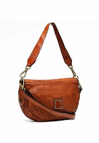 Bolso de hombro de cuero marrón con un diseño relajado, que cuenta con una correa desmontable y detalles de hardware metálico. Superficie texturizada con un parche de logo.
