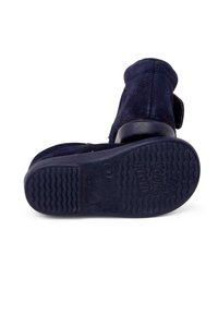 Stivali alla caviglia in suede blu navy con suola in gomma, dotati di fondo testurizzato e chiusura laterale in Velcro per una facile vestibilità.