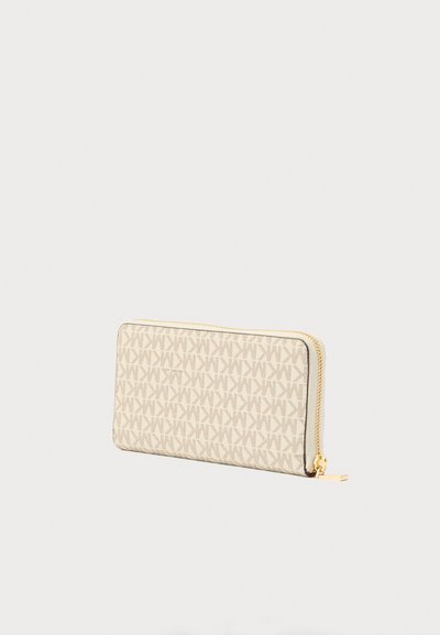 Portefeuille beige à fermeture éclair sur tout le tour, en matériau texturé avec un motif logo répétitif, doté de ferrures dorées et d'un curseur de fermeture éclair lisse.