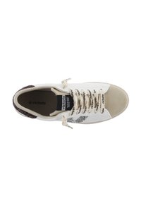 Sneaker bianco con accenti glitterati, punta beige e lato texturizzato. Dotato di lacci piatti e marchio sulla linguetta e sui lacci.