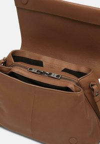 Borsa a tracolla in pelle marrone con chiusura a ribalta, dotata di un comparto con zip all'interno e una texture liscia. Accentuata da hardware in metallo.