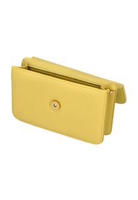 Portofel galben din piele cu o suprafață texturată, dotat cu un închidere cu capsa aurie și o formă rectangulară compactă. Design pliabil pentru o utilizare ușoară.