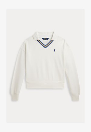 Bela polo majica z dolgimi rokavi, V-izrezom ovratnika z modro in rumeno črtami ter majhnim modrim vezenim logotipom na levi strani prsnega koša.