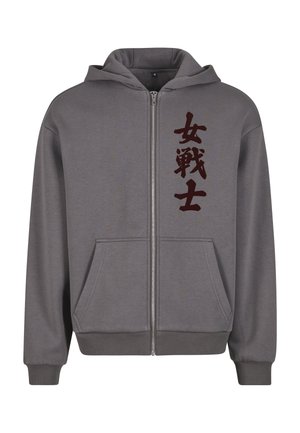 Graue Zip-up-Hoodie mit einem vorderen Reißverschluss, zwei Taschen, elastischen Bündchen und einem großen dunkelroten chinesischen Schriftzug-Design auf der linken Seite.