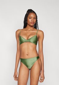 Grønn sateng bikini-sett med et omslagstopp i bralette-stil med tynne stropper og matchende høyt midje-bukser. Glatt tekstur og minimalt design.