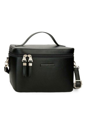 Bolsa cosmética rectangular de cuero negro con asa superior, doble cremallera, correa de hombro ajustable y el logo "Pepe Jeans" en el frente.