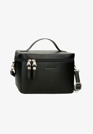 Bolsa cosmética rectangular de cuero negro con asa superior, doble cremallera, correa de hombro ajustable y el logo "Pepe Jeans" en el frente.