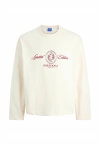 Sudadera color crema con corte relajado, que presenta mangas largas, un cuello redondo y texto impreso en rojo que dice "Edición Limitada" y "ORIGINALS."