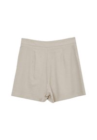 Shorts beige in lino con vita piatta, pieghe sul davanti e una texture liscia. L'orlo è dritto e finisce a metà coscia.
