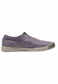  Baskets basses en cuir lavande avec semelle en caoutchouc beige et bout renforcé, fermeture lacets latérale et détails perforés près du talon.