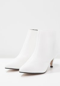 Miss Selfridge Botines bajos - white