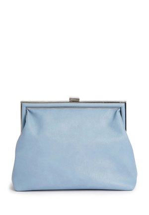Pochette rectangulaire bleu clair avec cadre métallique argenté et fermeture à clip, présentée sur fond blanc.