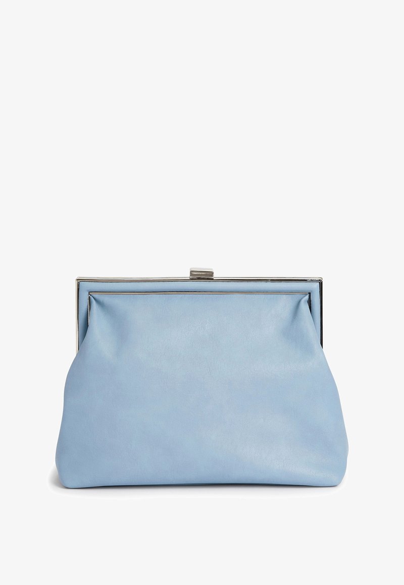 Pochette rectangulaire bleu clair avec cadre métallique argenté et fermeture à clip, présentée sur fond blanc.