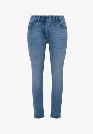 Blå denim skinny jeans med forlommer, knaplukning og synlige sømdetaljer, vist mod en hvid baggrund.