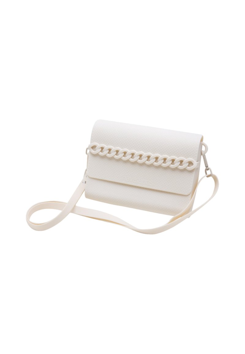 Borsa bianca realizzata in materiale testurizzato, con una patta accentuata da catena e una tracolla regolabile per l'uso a tracolla.