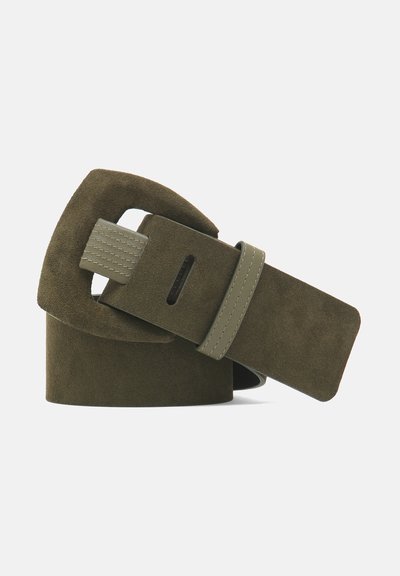 Olijfgroen suède riem met een brede, gestructureerde gesp en een gladde, verstelbare band met stikdetails.