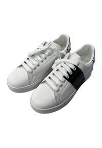 Sneaker bianche con dettagli neri, realizzate in pelle sintetica, con lacci piatti, una texture liscia e un design moderno a profilo basso.