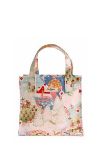 Platnena torba z motivom pisane zimske scene z drevesi, hišami in živalmi. Kratki ročaji in okrasni vzorci v pastelnih barvah.