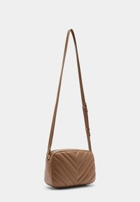 Brązowa torebka crossbody z ekoskóry o wzorze w zygzak, z regulowanym paskiem, prostokątnym kształcie i złotymi akcentami.