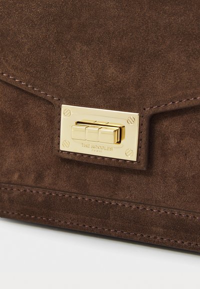 Bolso de ante marrón con forma rectangular, que presenta un cierre de abrazadera dorado, costuras visibles y un detalle de logo en relieve.