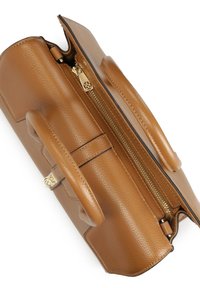 Barna bőr kézitáska texturált felülettel, arany cipzárral és szerelvényekkel, felső hordozófülekkel és biztonságos fedélzárral.