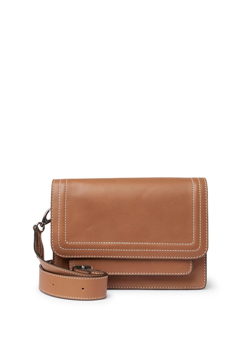 Brun läderaxelväska med en vikbar fäll, vita sömnadsdetaljer och ett avtagbart band. Slät textur, rektangulär form.