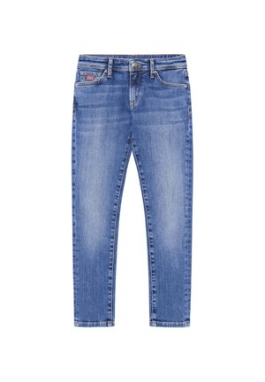 Jean en denim bleu délavé avec fermeture par bouton et zip, passants de ceinture, cinq poches et un petit écusson Union Jack sur la poche avant droite.