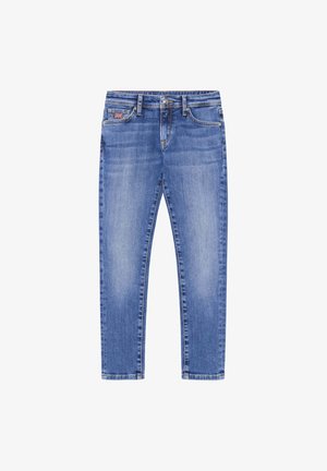 Jean en denim bleu délavé avec fermeture par bouton et zip, passants de ceinture, cinq poches et un petit écusson Union Jack sur la poche avant droite.