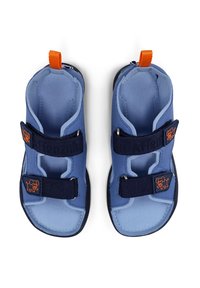 Sandali blu per bambini realizzati in materiale morbido, con due cinturini regolabili e una linguetta arancione. Decorati con un design di elefante.