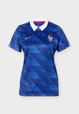 Zils sporta krekls ar diagonālām svītrām, baltu apkakli, Francijas nacionālās izlases logo, Nike simbolu un Francijas karogu piedurkņu aprocēs.