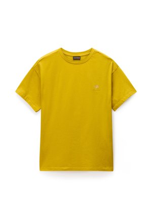 Gul bomulds T-shirt med rund halsudskæring, korte ærmer og et lille broderet logo på brystet. Glat tekstur, simpel pasform.