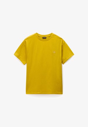 Geel katoenen T-shirt met een ronde hals, korte mouwen en een subtiel logodesign op de linkerborst. Soepele textuur, klassieke pasvorm.