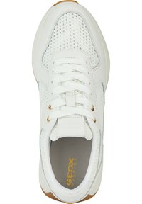 Sneaker bianco con una tomaia in rete, dettagli in pelle testurizzata, occhielli dorati e una soletta grigia con la marca "GEOX RESPIRA".