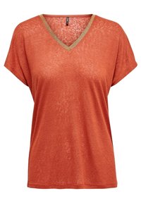 Rdzawoczerwony t-shirt z dekoltem w kształcie litery V i krótkimi rękawami, o teksturowanym wykończeniu oraz kontrastującym złotym obszyciem wzdłuż dekoltu.