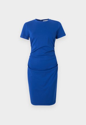Μπλε στενό φόρεμα με κοντά μανίκια έως το γόνατο, στρογγυλή λαιμόκοψη και ελαφριά ρυτίδωση στις πλευρές, εκτεθειμένο σε απλό λευκό φόντο.
