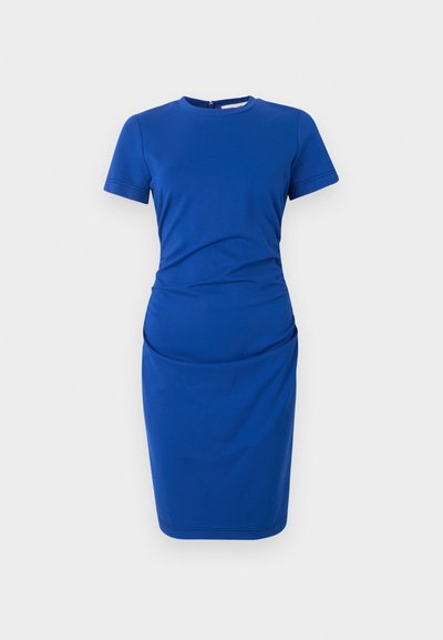 Μπλε στενό φόρεμα με κοντά μανίκια έως το γόνατο, στρογγυλή λαιμόκοψη και ελαφριά ρυτίδωση στις πλευρές, εκτεθειμένο σε απλό λευκό φόντο.