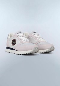 Sneaker rosa chiaro realizzate con un mix di suede e materiali tessili, con un pannello in rete bianco, lacci bianchi e un logo circolare nero e arancione.