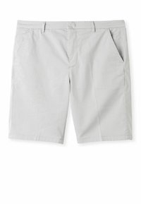 Pantaloni corti grigi chiari con frontale piatto, due tasche laterali e una texture liscia. Il design è sagomato con una gamba dritta.