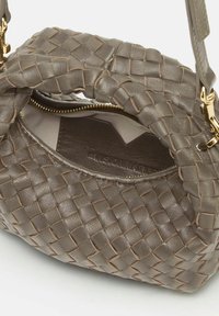 Borsa in pelle intrecciata grigia con chiusura a zip. Presenta un manico curvo e una fodera interna liscia. Ideale per una conservazione compatta.